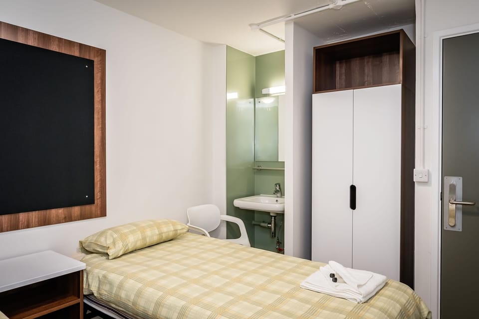 Standard Twin Room, 2 Twin Beds, Shared Bathroom | Desk, free WiFi