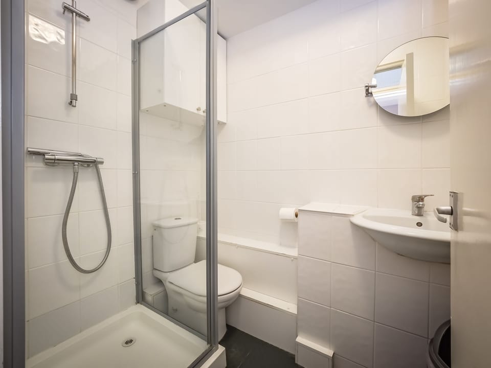 Superior Apartment, 1 Bedroom | Bathroom | Shower, towels