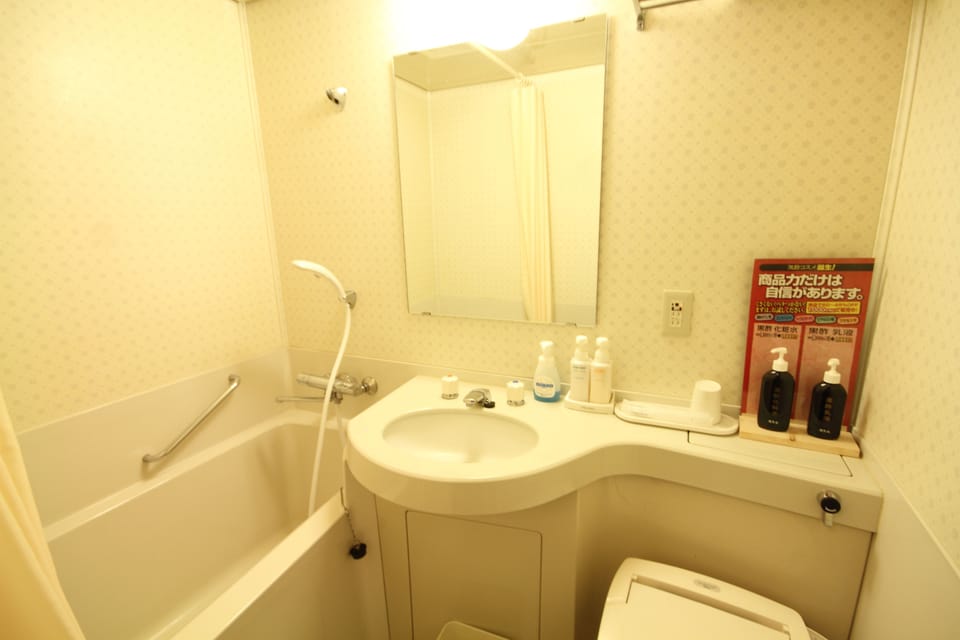 Combined shower/tub, bidet, towels