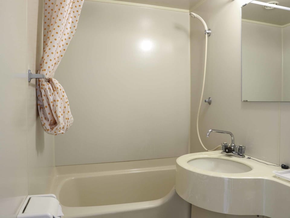 Combined shower/tub, free toiletries, slippers, towels