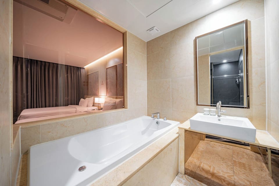 Deluxe Twin Room | Bathroom | Shower, free toiletries, hair dryer, bathrobes