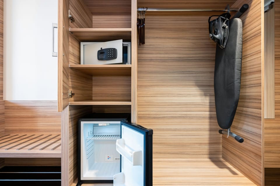 Studio | In-room safe, desk, soundproofing, iron/ironing board