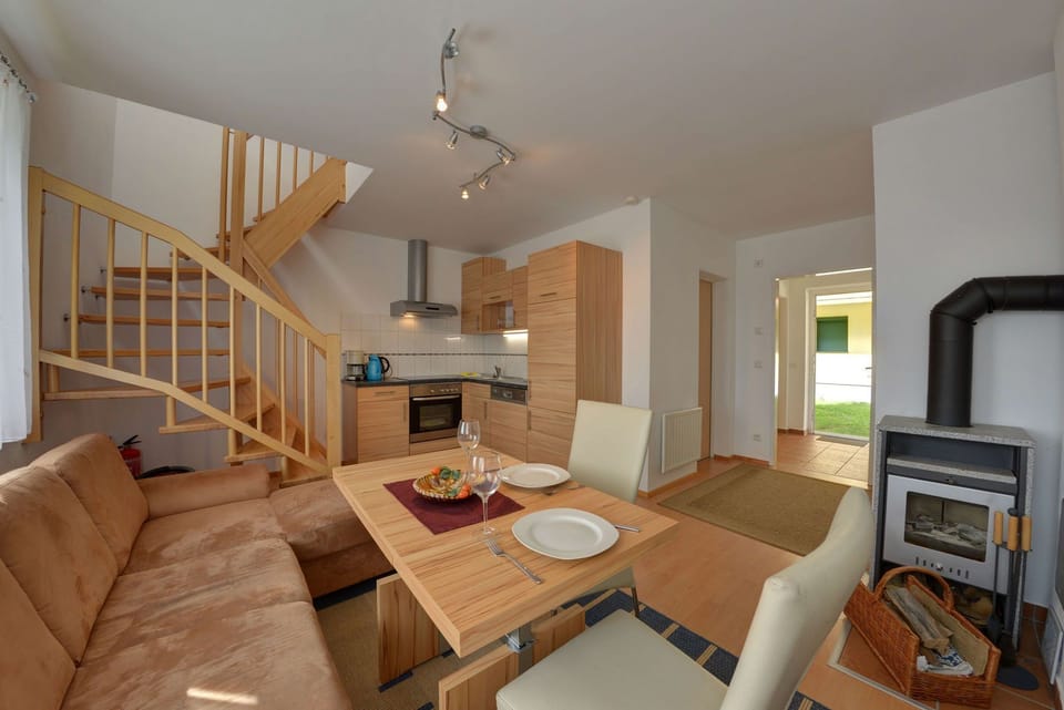 Apartment, 2 Bedrooms (2 House 33a) | In-room dining