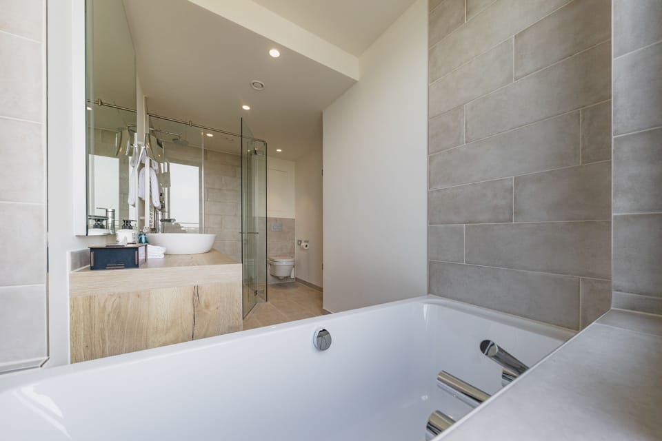 Deluxe Double Room, Balcony | Bathroom | Free toiletries, hair dryer, bathrobes, slippers