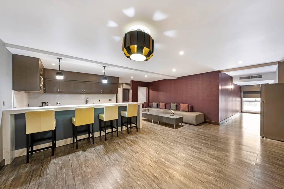 Deluxe Suite, 1 King Bed, Non Smoking | Premium bedding, desk, iron/ironing board, free WiFi