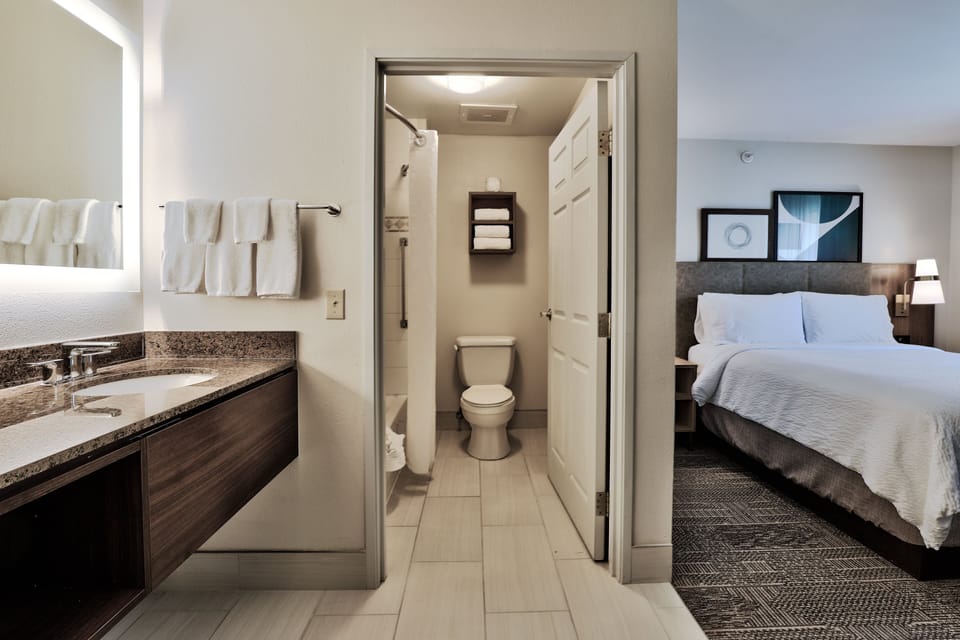 Studio Suite, 1 Queen Bed, Kitchen | Bathroom | Hair dryer, towels