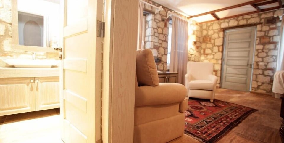 Suite, Garden Area (Mantar Mesesi) | Living area | LCD TV