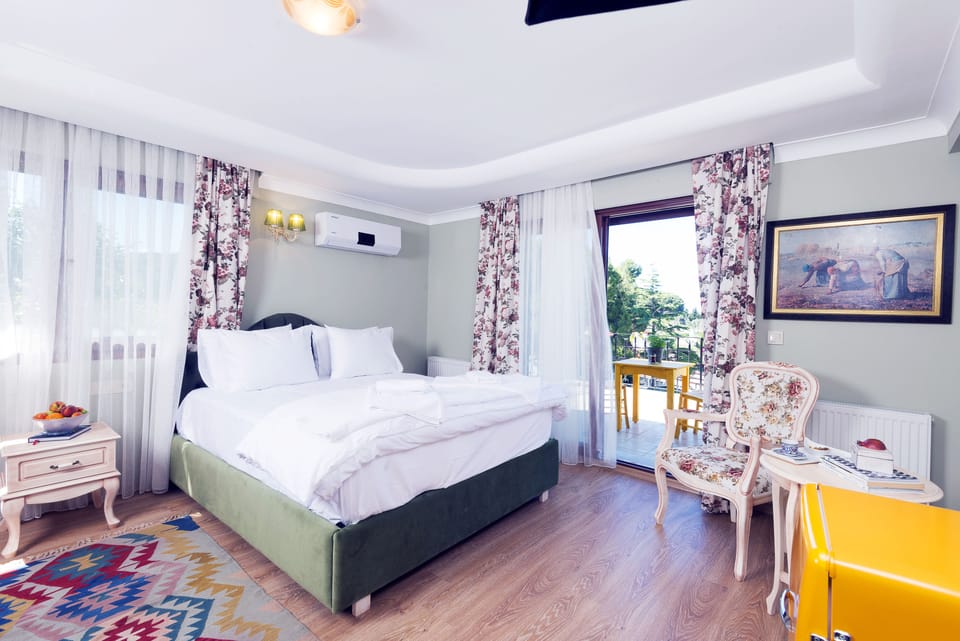 Suite, 1 Bedroom, Sea View | Premium bedding, minibar, in-room safe, soundproofing