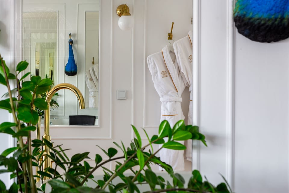 Signature Studio, Hot Tub, Courtyard View | Living area | Flat-screen TV