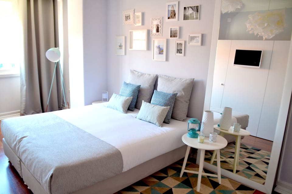 Deluxe Suite | Desk, blackout drapes, soundproofing, iron/ironing board