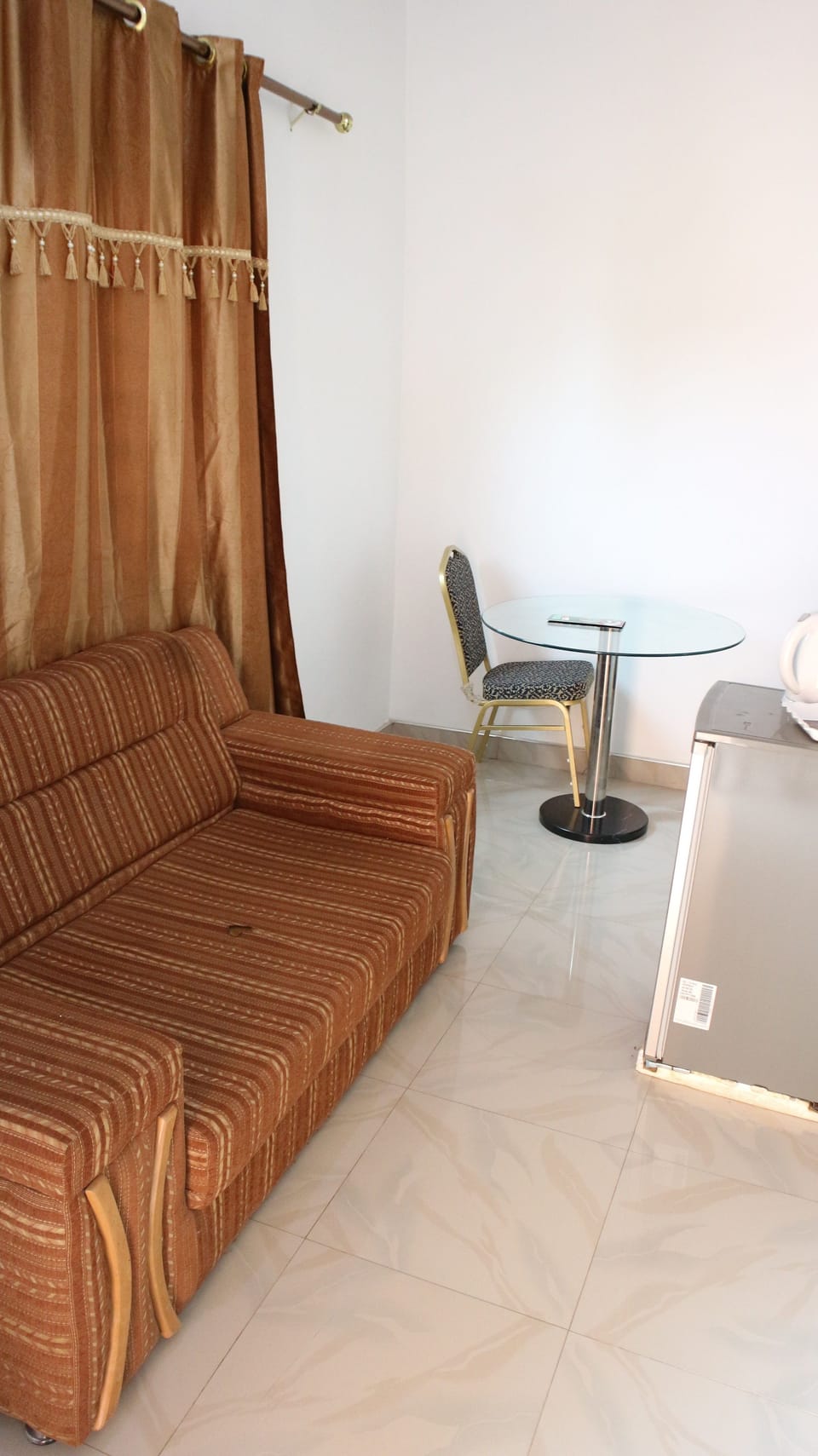 Executive Suite | Living area | 32-inch LCD TV with satellite channels, TV