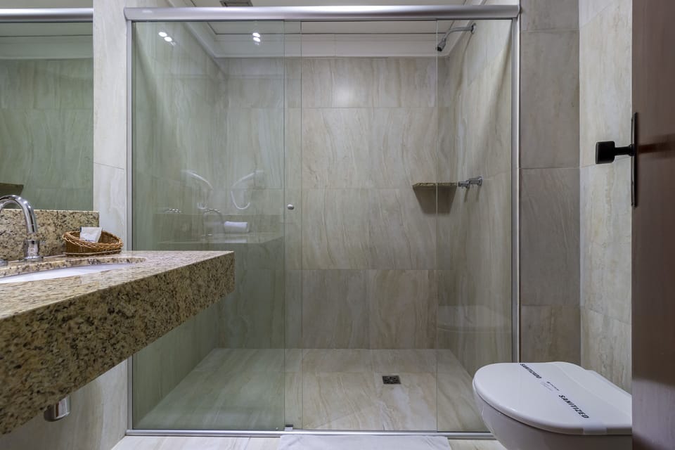 Superior Apartment | Bathroom | Shower, free toiletries, hair dryer, towels