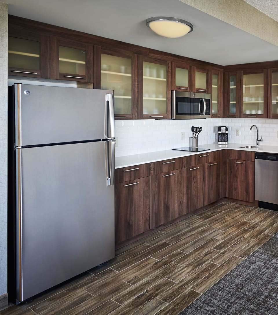 Full-size fridge, microwave, stovetop, dishwasher