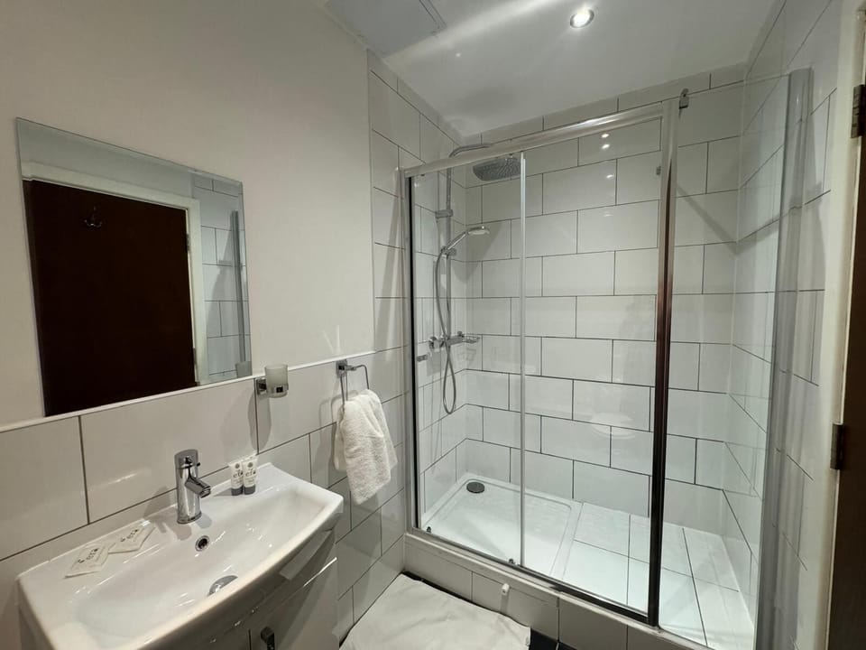 Executive Double Room | Bathroom | Shower, free toiletries, hair dryer, towels