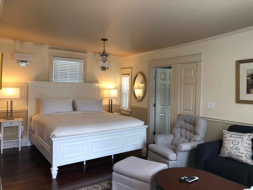 Junior Suite, 1 King Bed | Iron/ironing board, bed sheets
