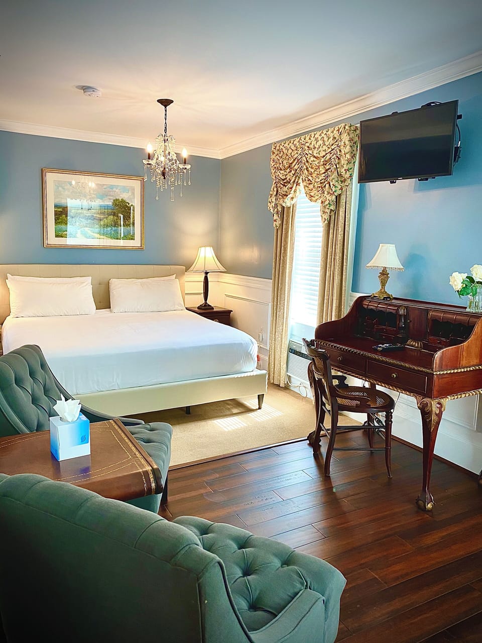 Junior Suite, 1 King Bed | Iron/ironing board, bed sheets