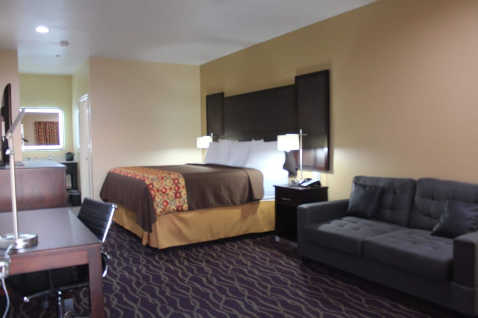 Suite, 1 King Bed | Premium bedding, desk, iron/ironing board, WiFi (free)