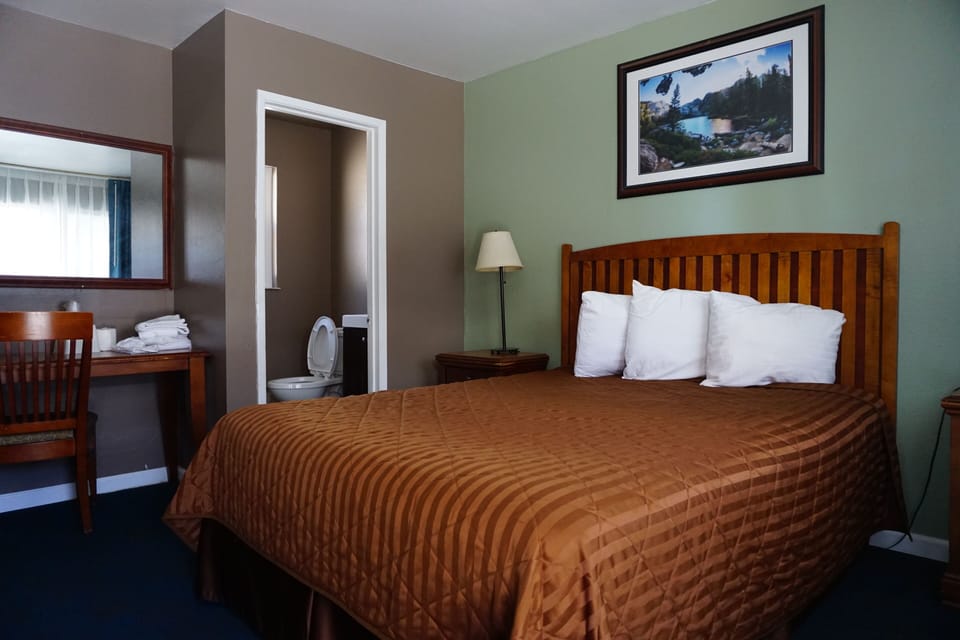Standard Room, 1 Queen Bed | Free WiFi, bed sheets