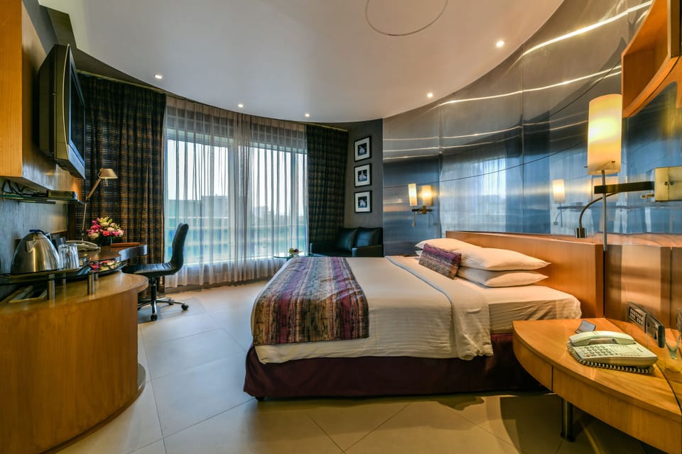 Superior Room, 1 Queen Bed | Minibar, in-room safe, desk, laptop workspace