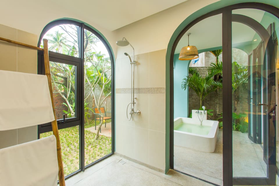 De Campagne Suite | Bathroom | Combined shower/tub, free toiletries, hair dryer, bathrobes