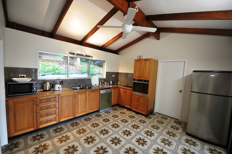 House, 3 Bedrooms | Private kitchen | Full-size fridge, microwave, oven, stovetop