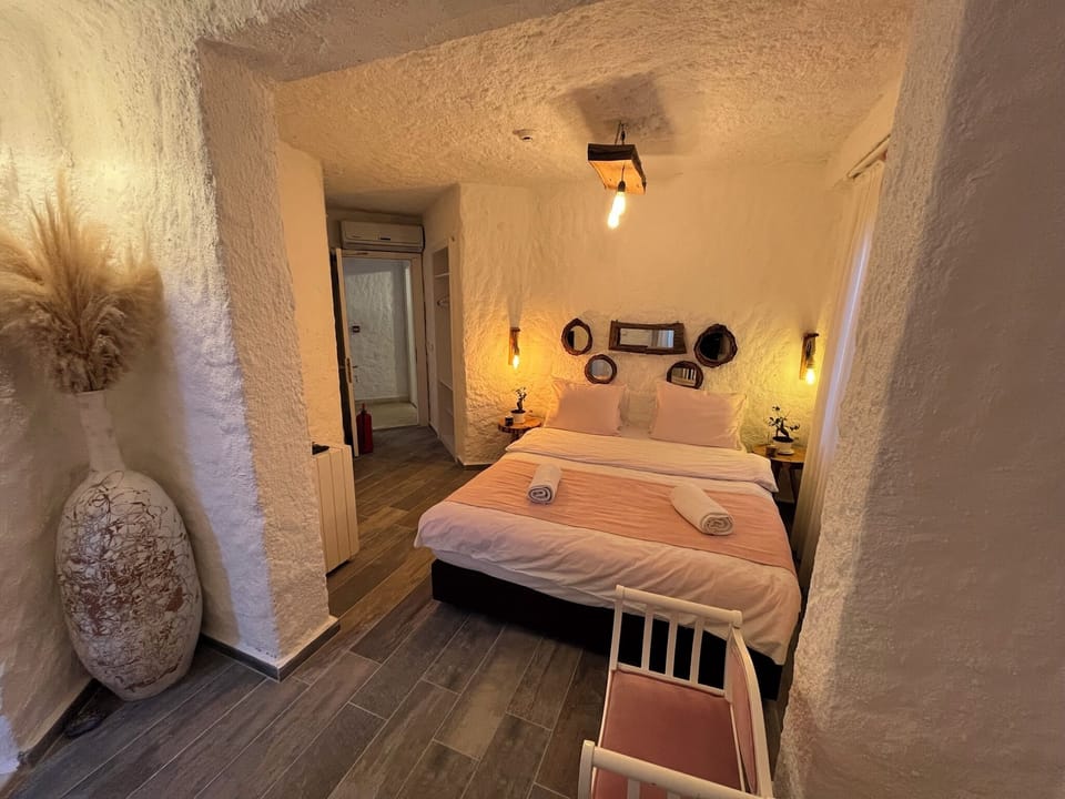 Classic Room | Desk, iron/ironing board (on request), rollaway beds (surcharge)