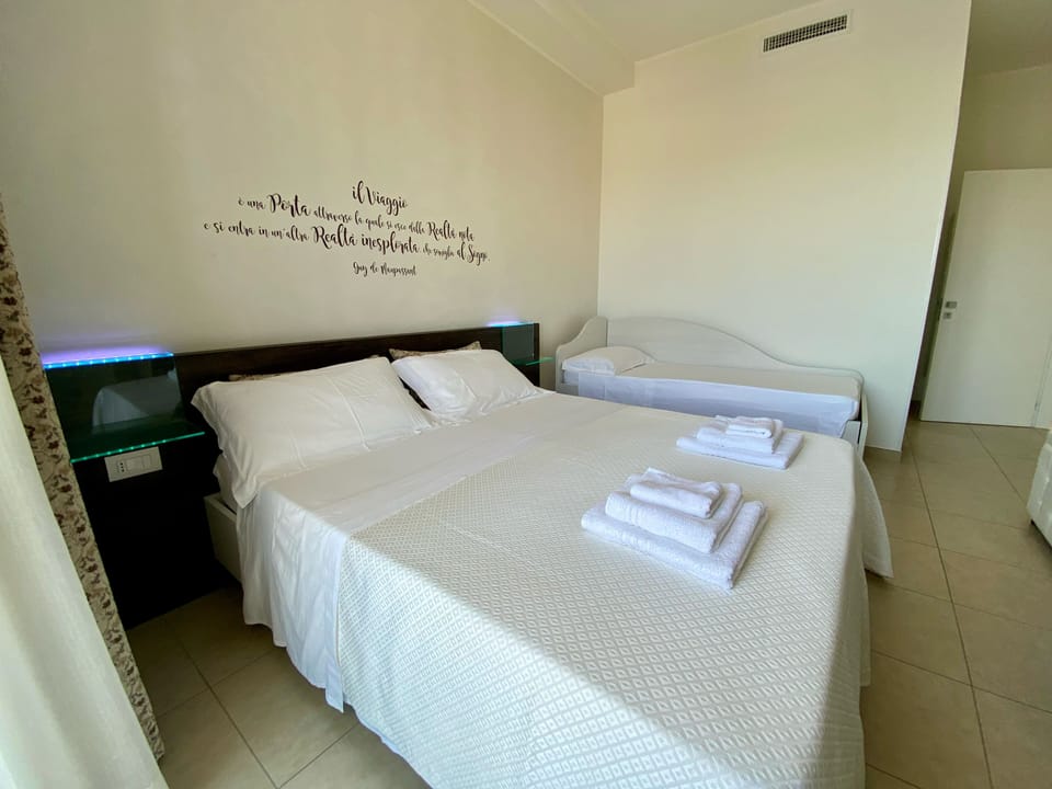 Basic Triple Room | Down comforters, in-room safe, desk, laptop workspace