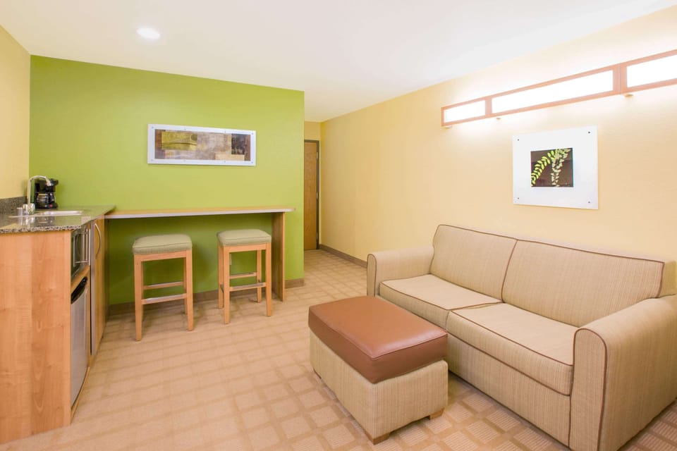 Studio Suite, 1 Queen Bed, Non Smoking | Hypo-allergenic bedding, desk, laptop workspace, blackout drapes