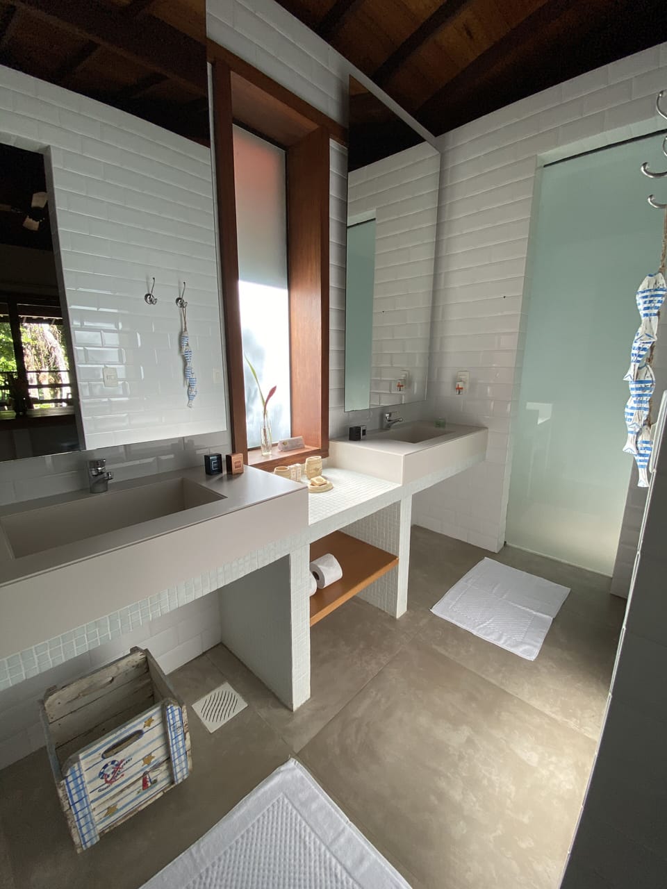 Luxury Cabin, 1 King Bed, Non Smoking, Park View | Bathroom | Shower, free toiletries, hair dryer, bidet