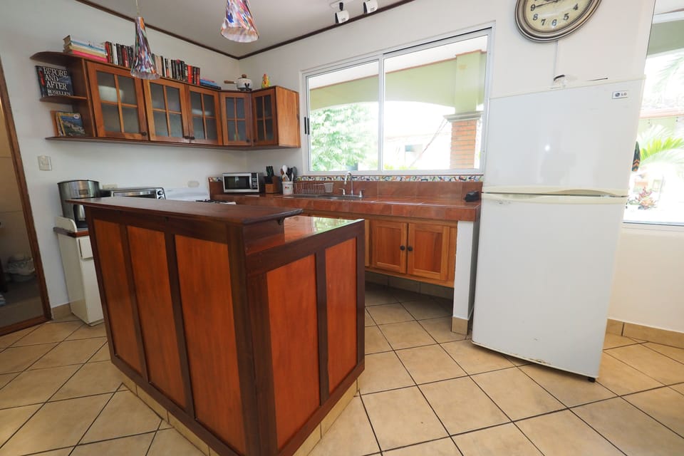 House, 3 Bedrooms | Private kitchen | Coffee/tea maker, fridge, microwave, oven