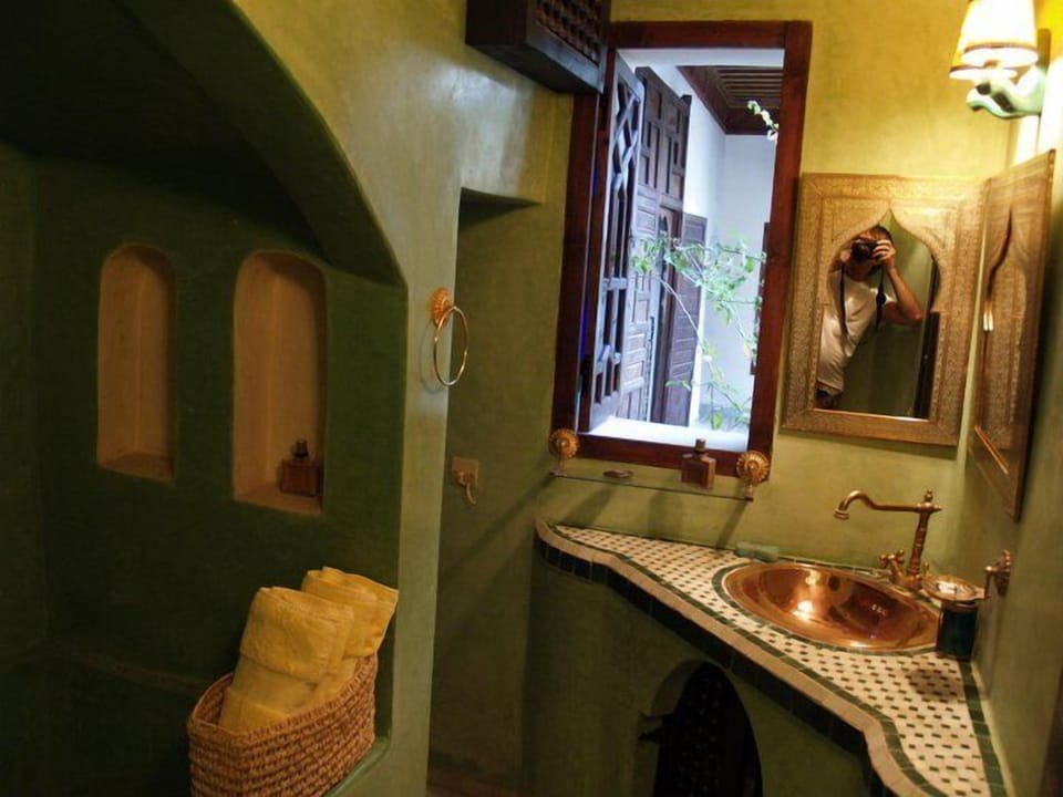 Senior Double Room (Orientale Room) | Bathroom sink