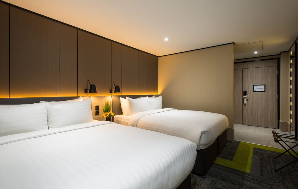 Desk, soundproofing, free WiFi, bed sheets