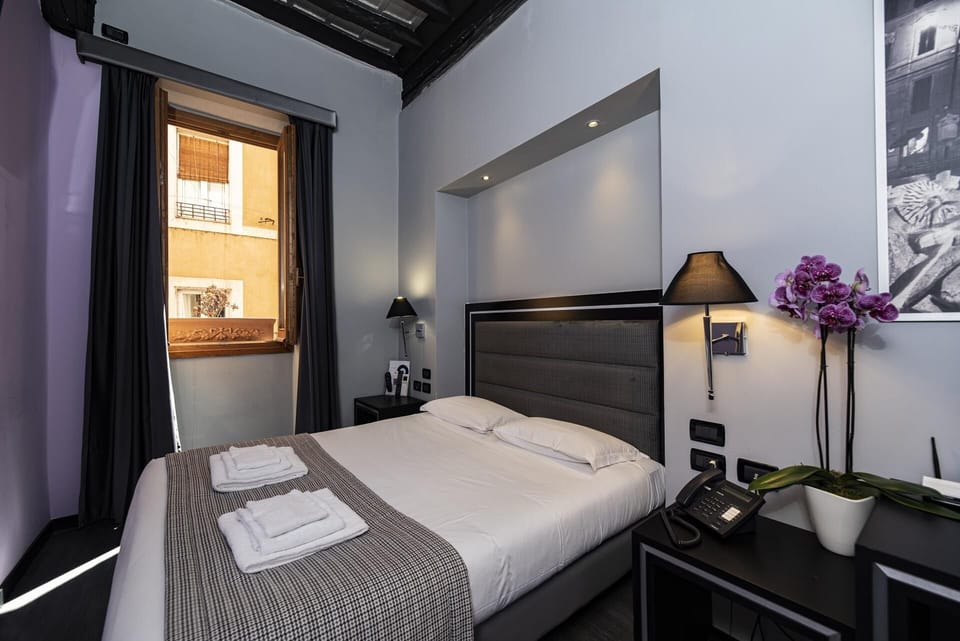 Deluxe Double Room | Minibar, in-room safe, desk, blackout drapes
