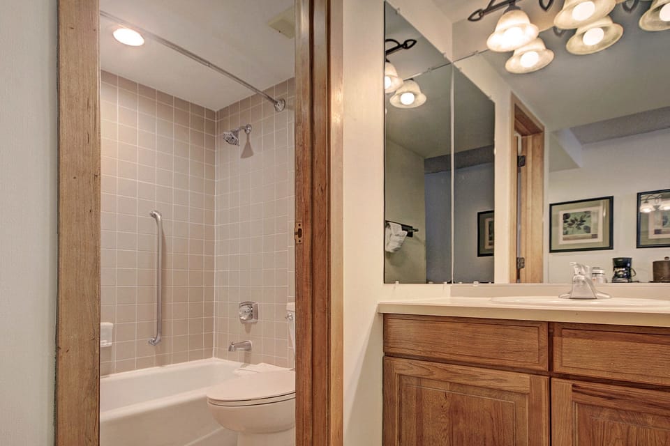 Studio | Bathroom | Towels, shampoo