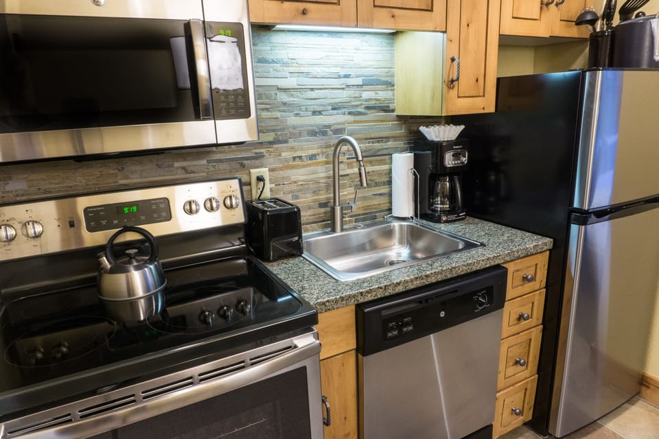 Studio | Private kitchen | Full-size fridge, microwave, oven, stovetop