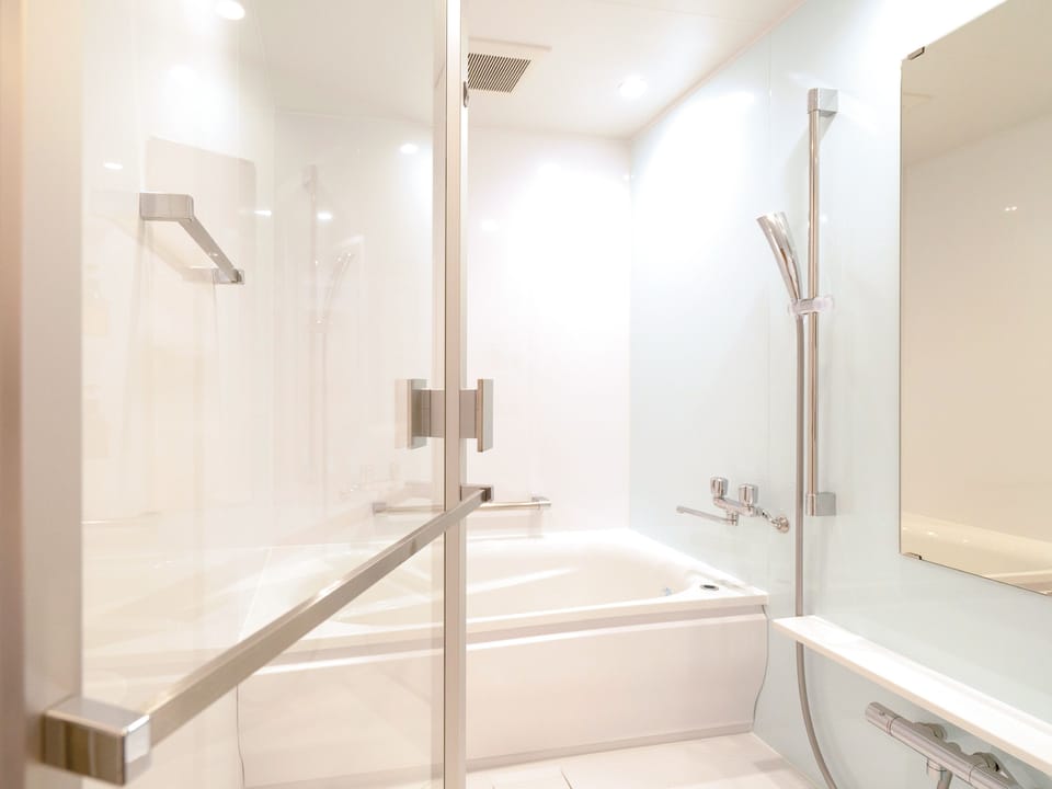 Family Queen Room | Bathroom | Free toiletries, hair dryer, slippers, bidet