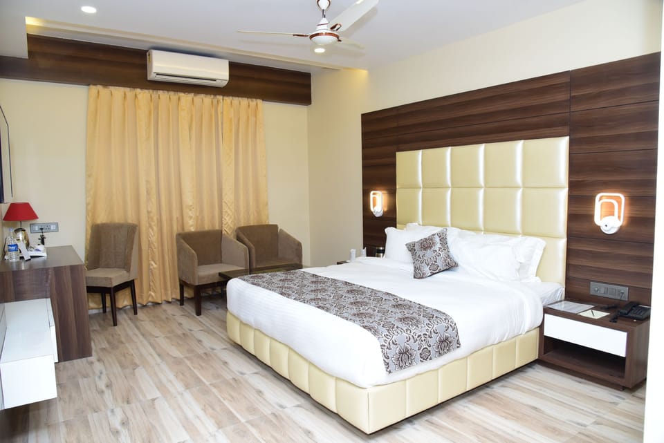 Superior Double or Twin Room | Minibar, desk, iron/ironing board, rollaway beds