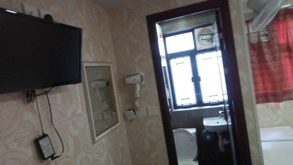 Family Room | Bathroom | Shower, free toiletries, hair dryer, slippers