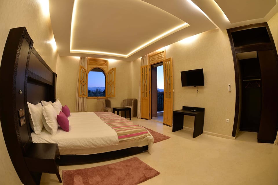 Deluxe Room | Bathroom | Shower, free toiletries, hair dryer, bathrobes
