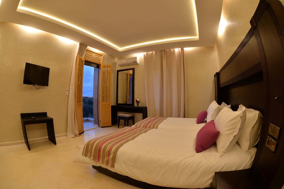 Deluxe Room | Minibar, in-room safe, desk, laptop workspace