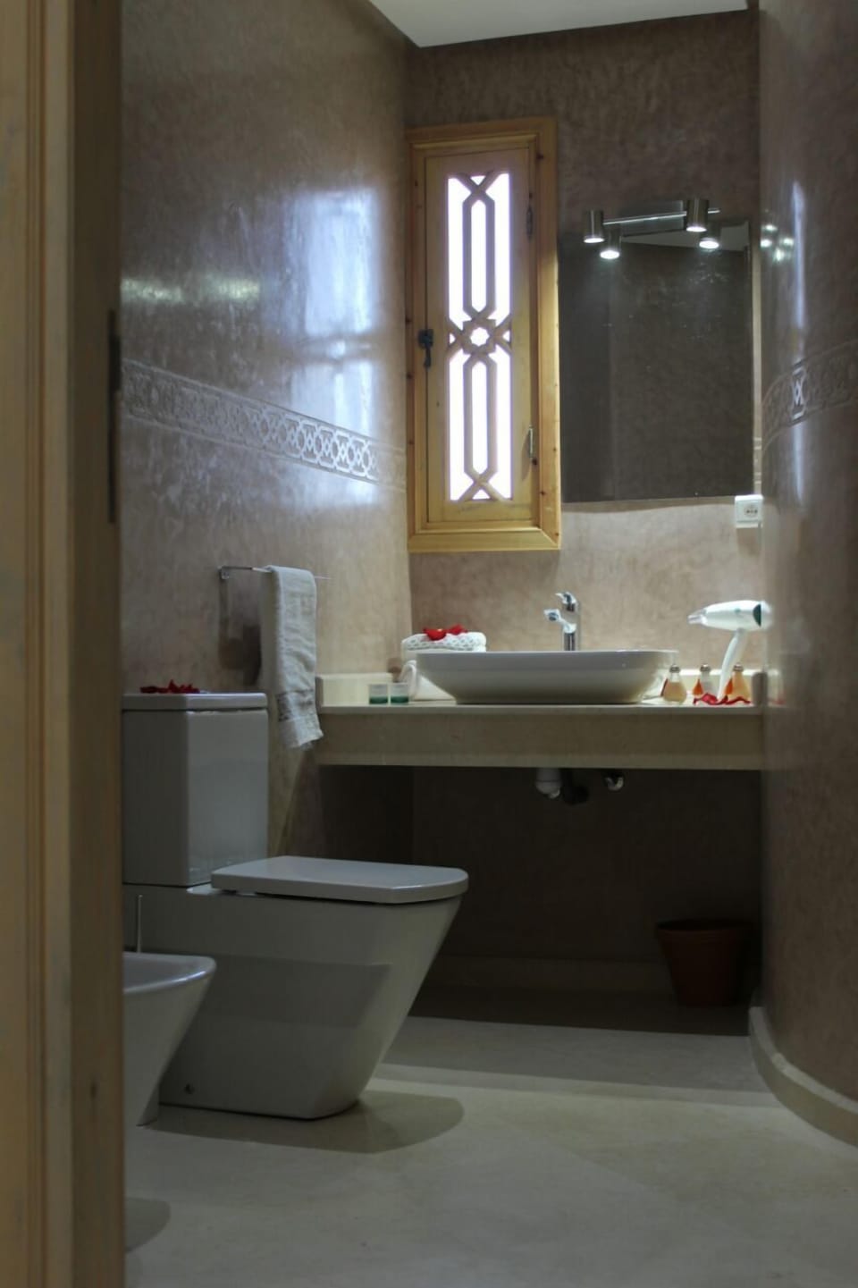 Superior Apartment | Bathroom | Shower, free toiletries, hair dryer, bathrobes