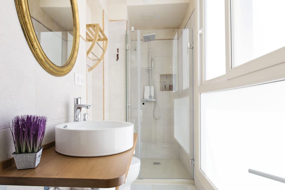 Studio | Bathroom | Free toiletries, hair dryer, towels, soap