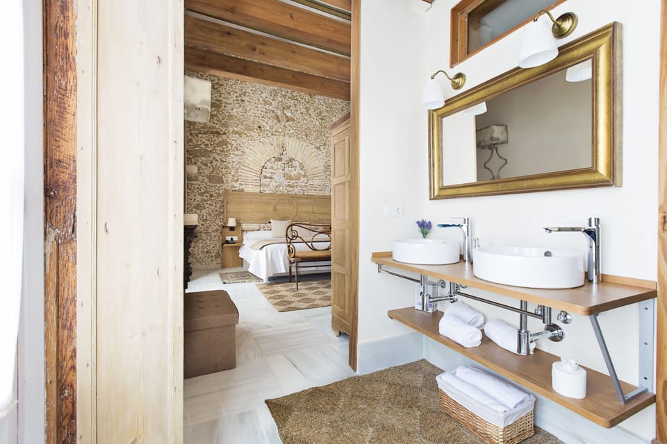 Premium Room | Soundproofing, iron/ironing board, free WiFi, bed sheets