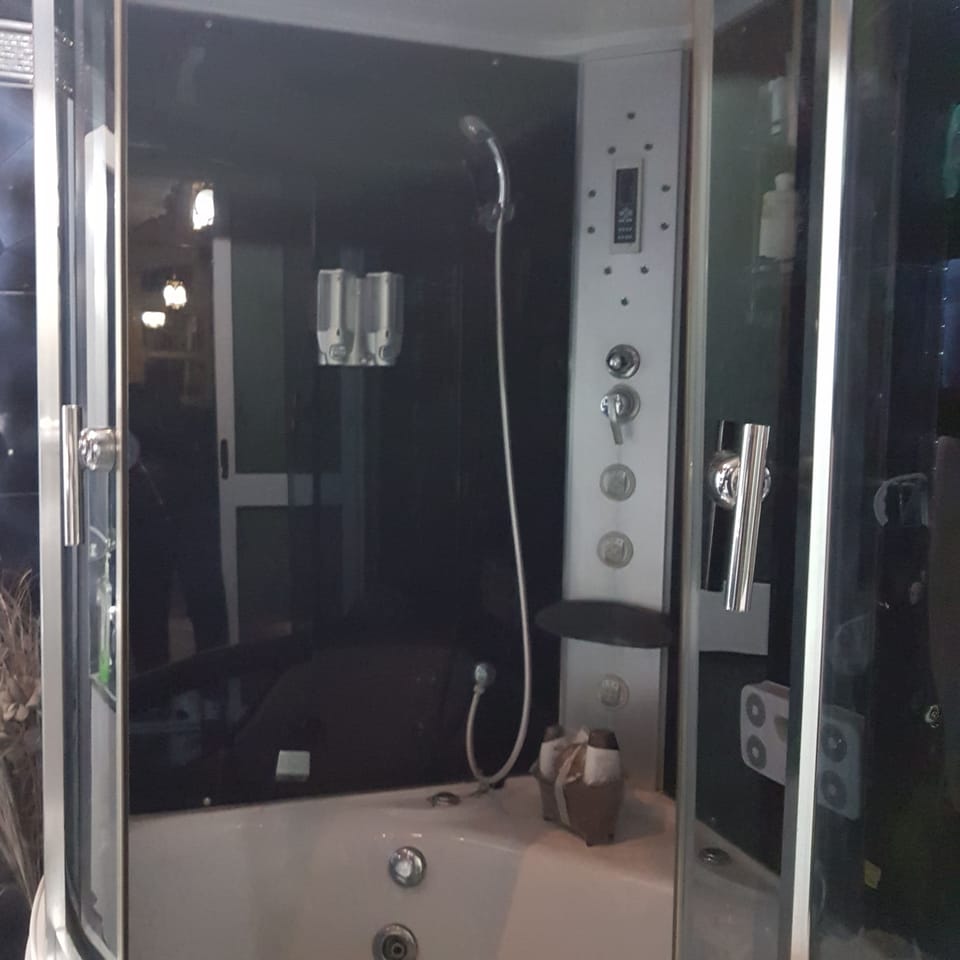 Apartment, 2 Bedrooms | Bathroom | Deep soaking tub, free toiletries, hair dryer, towels