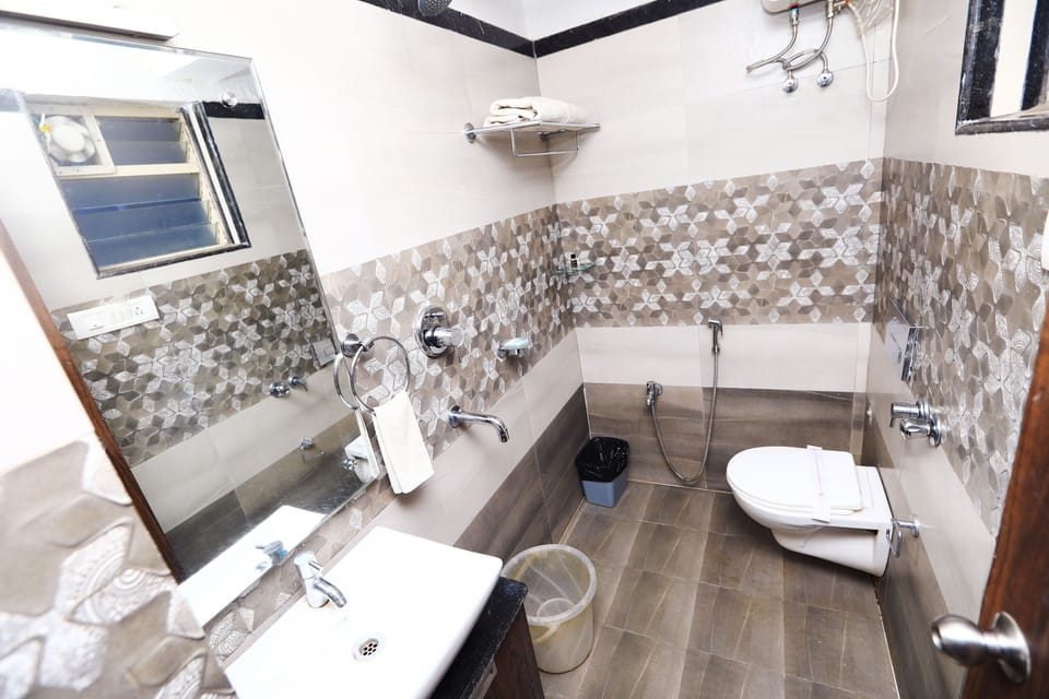 Superior Double Room, 1 King Bed, City View | Bathroom | Shower, free toiletries, towels