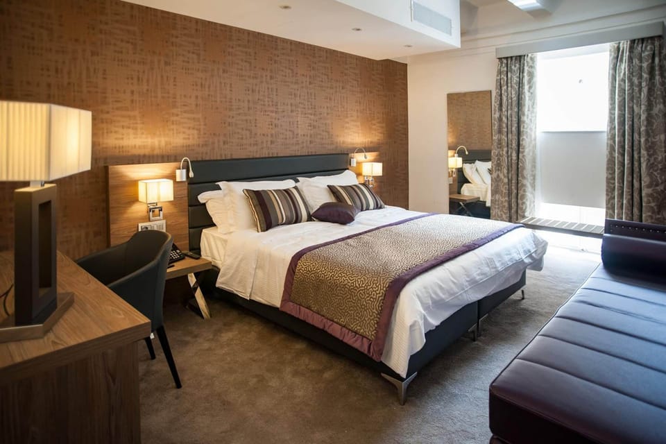 Minibar, in-room safe, desk, iron/ironing board