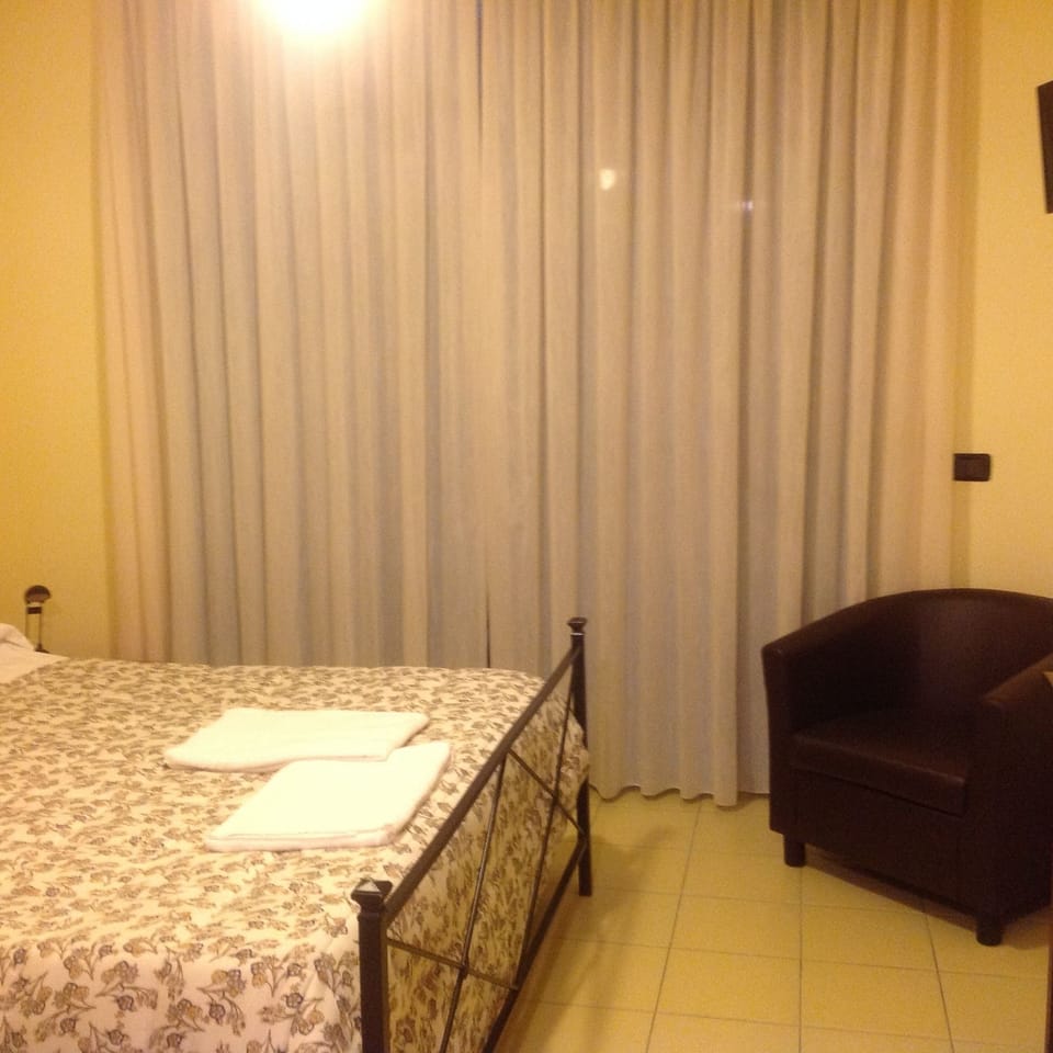 Double Room | Desk, soundproofing, free cribs/infant beds, rollaway beds