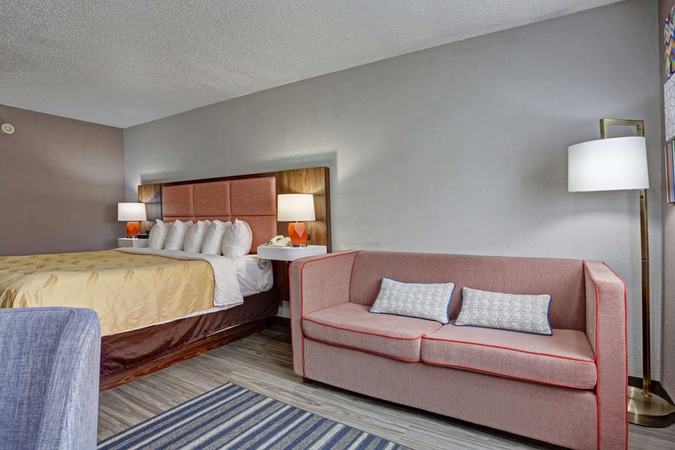 Suite, 1 King Bed, Non Smoking | In-room safe, desk, laptop workspace, soundproofing