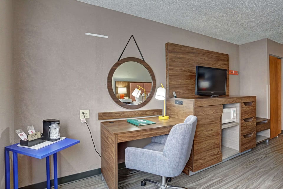 Suite, 1 King Bed, Non Smoking | In-room safe, desk, laptop workspace, soundproofing