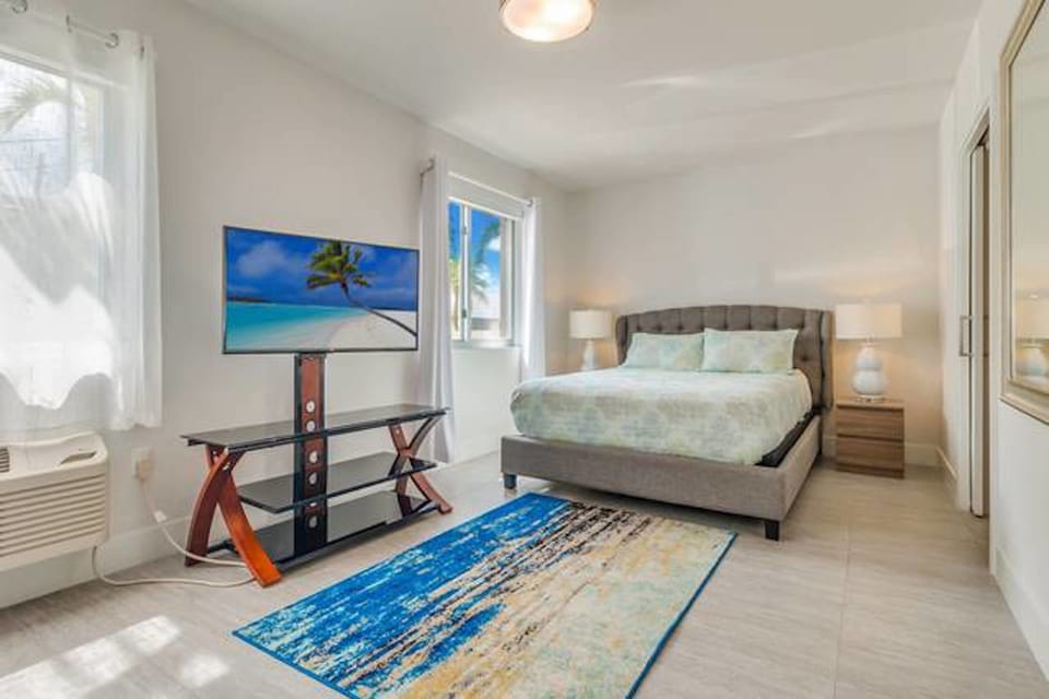 Premier Studio Suite, 1 Queen Bed | In-room safe, desk, soundproofing, iron/ironing board